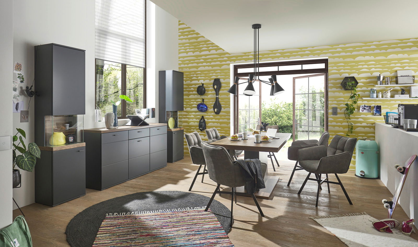 Set one by Musterring Esstisch SET ONE LANCASTER Moderner Essbereich mit Esstisch und Stühlen in einem hellen Raum mit großen Fenstern, seitliche Perspektive.