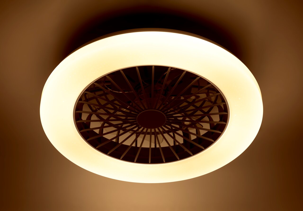 Deckenventilator mit integriertem Licht, von unten betrachtet, mit modernem Design und leuchtendem Ring.