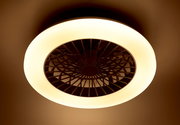 Deckenventilator mit integriertem Licht, von unten betrachtet, mit modernem Design und leuchtendem Ring.