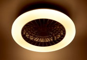 Plafondventilator met ingebouwde verlichting, gezien van onderaf, met een modern ontwerp en een verlichte ring.