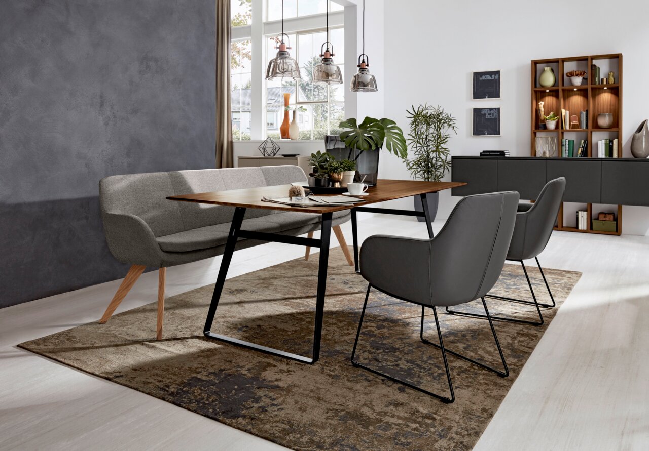Moderne Polsterbank in einem stilvollen Esszimmer, seitliche Perspektive.