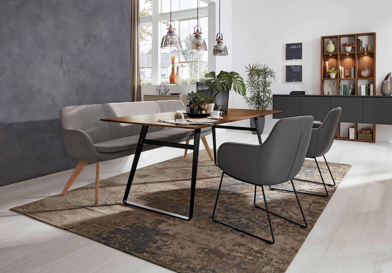 Moderne Polsterbank in einem stilvollen Esszimmer, seitliche Perspektive.