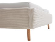 Nahaufnahme eines Polsterbettgestells mit cremefarbenem, geripptem Stoffbezug und Holzbeinen, seitliche Perspektive.