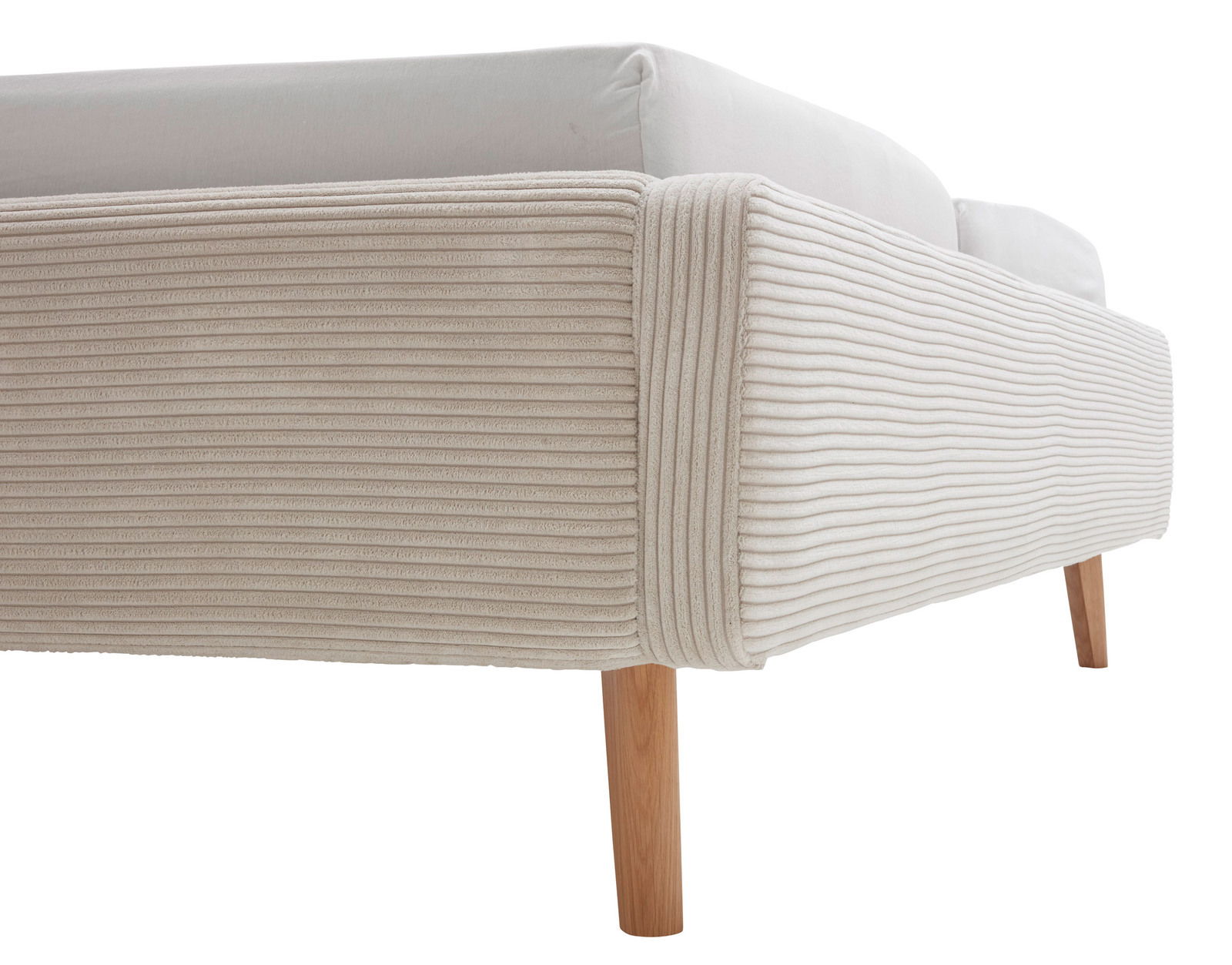 Nahaufnahme eines Polsterbettgestells mit cremefarbenem, geripptem Stoffbezug und Holzbeinen, seitliche Perspektive.