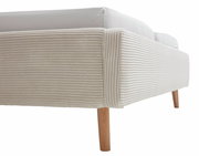 Nahaufnahme eines Polsterbettgestells mit cremefarbenem, geripptem Stoffbezug und Holzbeinen, seitliche Perspektive.