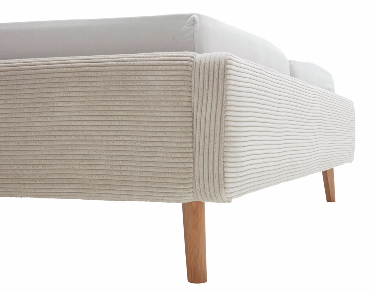 Nahaufnahme eines Polsterbettgestells mit cremefarbenem, geripptem Stoffbezug und Holzbeinen, seitliche Perspektive.