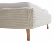 Nahaufnahme eines Polsterbettgestells mit cremefarbenem, geripptem Stoffbezug und Holzbeinen, seitliche Perspektive.