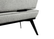 Nahaufnahme einer modernen Eckbank mit grauem Stoffbezug und schwarzen Metallbeinen, seitliche Perspektive.