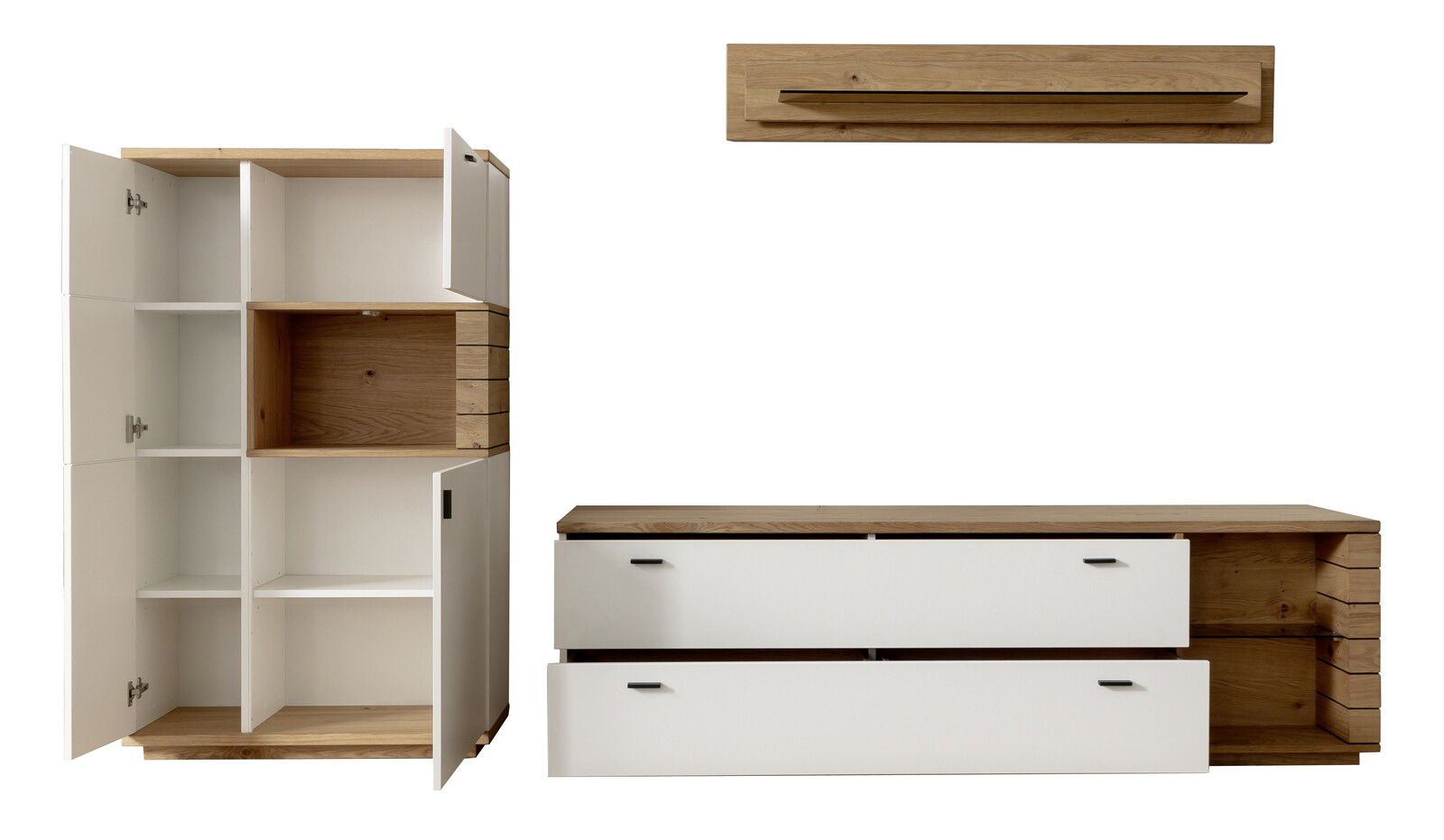 Frontale Ansicht einer modernen Wandkombination aus Holz und weißen Elementen, bestehend aus einem hohen Schrank mit offenen Türen, einem niedrigen Sideboard mit Schubladen und einem Wandregal.