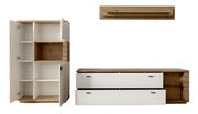 Frontale Ansicht einer modernen Wandkombination aus Holz und weißen Elementen, bestehend aus einem hohen Schrank mit offenen Türen, einem niedrigen Sideboard mit Schubladen und einem Wandregal.