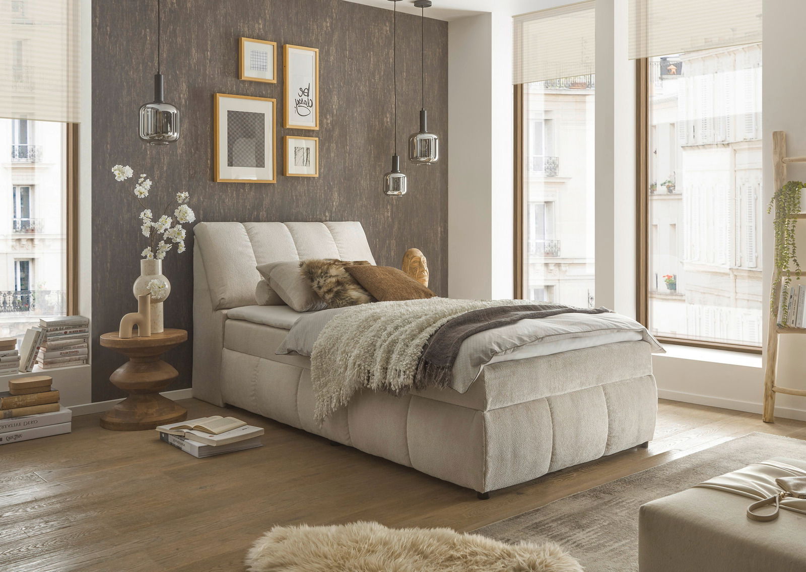 Z2 Boxspringbett VALENCIA Gemütliches Boxspringbett in einem modernen Schlafzimmer mit großen Fenstern, seitliche Perspektive.