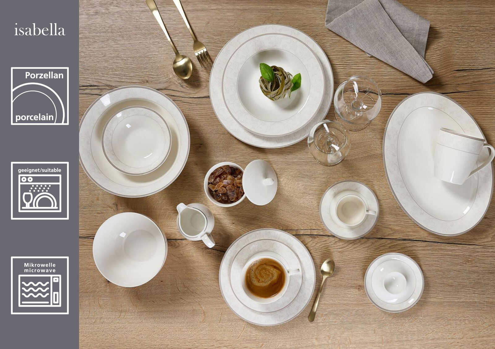 Porzellan Kaffeeservice Isabella auf einem Holztisch, bestehend aus verschiedenen Tellern, Tassen und Besteck, aus der Vogelperspektive fotografiert.
