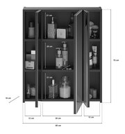 Spiegelschrank mit drei Türen, geöffnet, zeigt Innenfächer mit Pflegeprodukten, Frontalansicht.