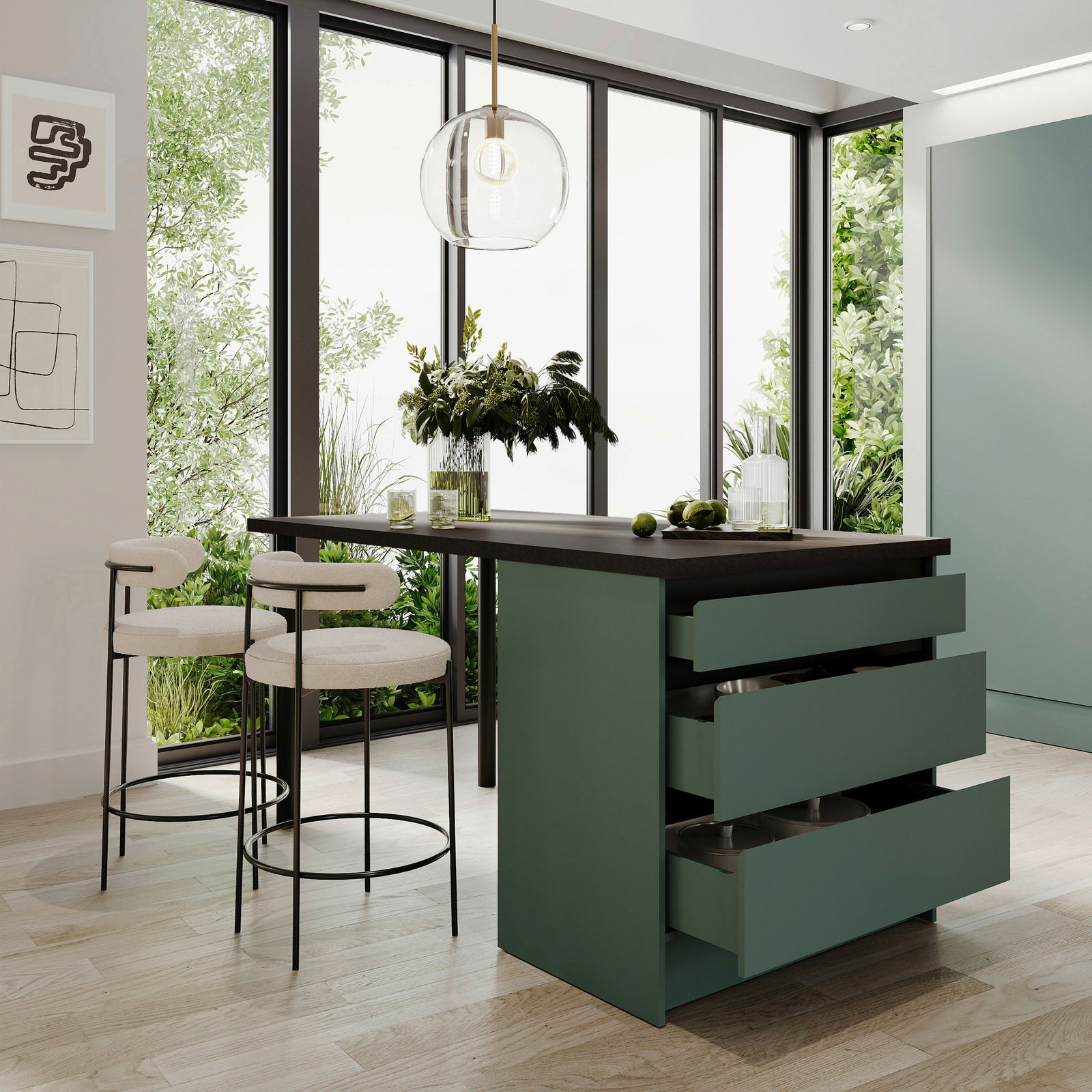 Moderne Kücheninsel mit grünen Schubladen und dunkler Arbeitsplatte, umgeben von hohen Fenstern mit Blick ins Grüne, aus seitlicher Perspektive.