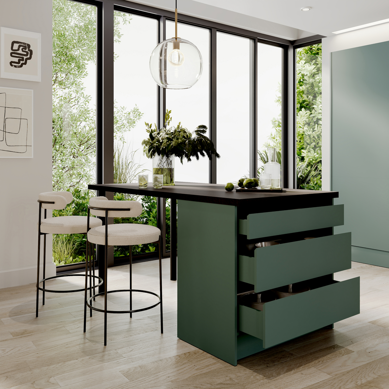 Moderne Kücheninsel mit grünen Schubladen und dunkler Arbeitsplatte, umgeben von hohen Fenstern mit Blick ins Grüne, aus seitlicher Perspektive.
