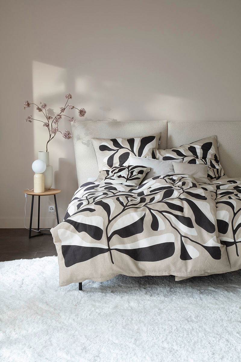 Bett mit Schöner Wohnen Bettwäsche PLANT in modernem, schwarz-weißem Blattmuster, seitliche Perspektive