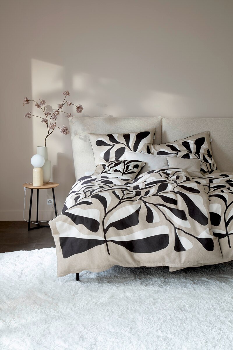 Bett mit Schöner Wohnen Bettwäsche PLANT in modernem, schwarz-weißem Blattmuster, seitliche Perspektive