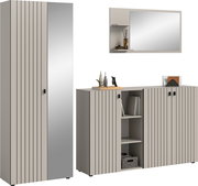 Modernes Flurmöbel-Set in Hellgrau mit vertikaler Rillenoptik, bestehend aus hohem Schrank, Sideboard mit offenen Regalfächern und Wandspiegel mit Ablage, in schräger Frontansicht