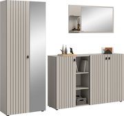 Modernes Flurmöbel-Set in Hellgrau mit vertikaler Rillenoptik, bestehend aus hohem Schrank, Sideboard mit offenen Regalfächern und Wandspiegel mit Ablage, in schräger Frontansicht