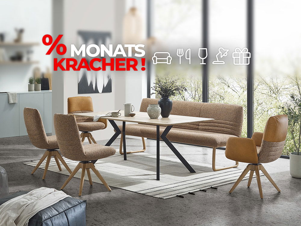 Moderner Essbereich mit Tisch, Eckbank und Stühlen in Naturtönen vor großer Fensterfront, beworben als Monatskracher