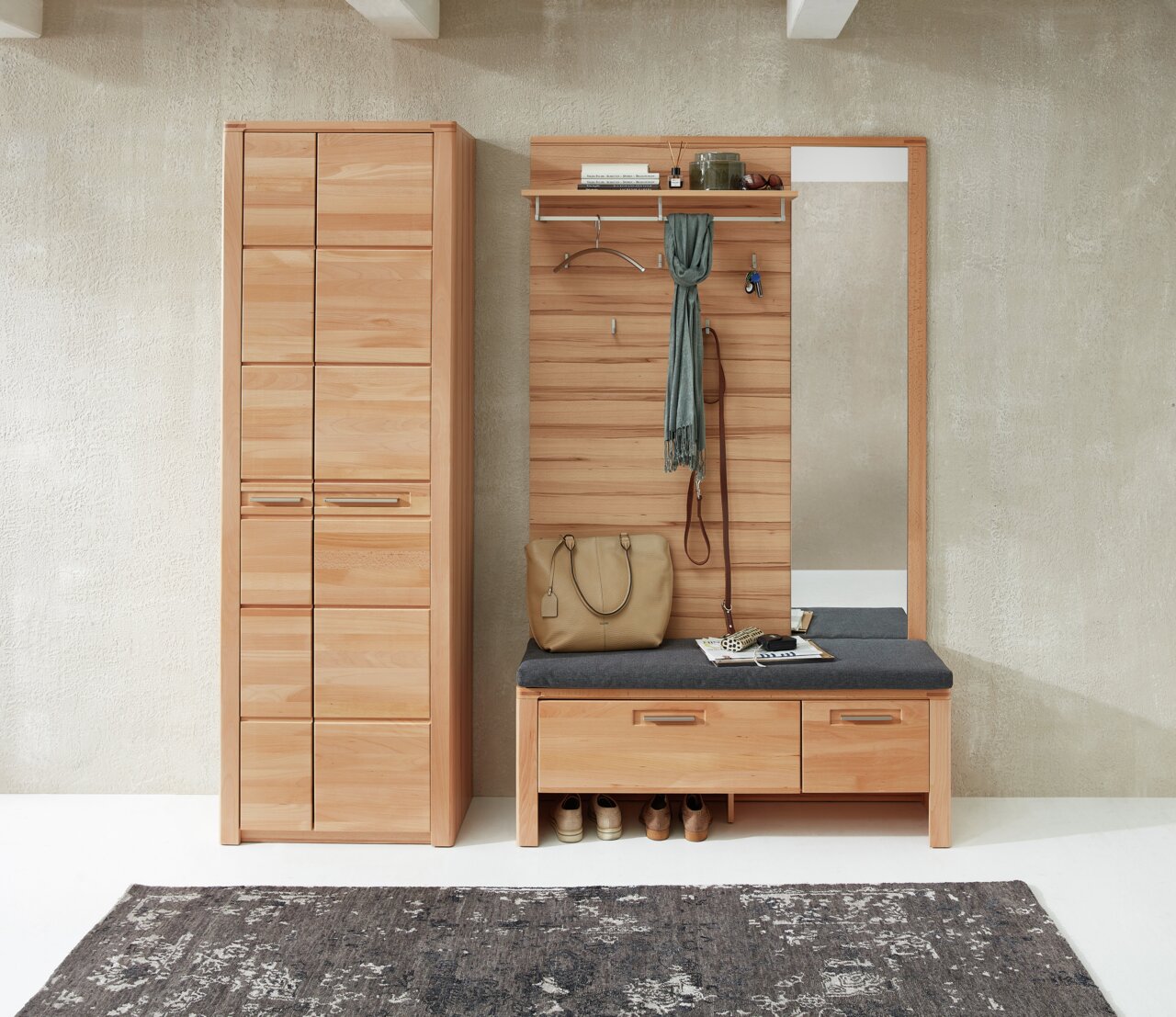 Vooraanzicht van een XL-garderobepaneel van hout met ingebouwde spiegel, zitbank en opbergruimte voor schoenen.