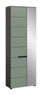 Hoher moderner Schrank mit zwei Türen, links in mattem Salbeigrün mit horizontalen Linien und schwarzem Griff, rechts in hellgrau, freigestellt auf weißem Hintergrund, Ansicht leicht von vorne links