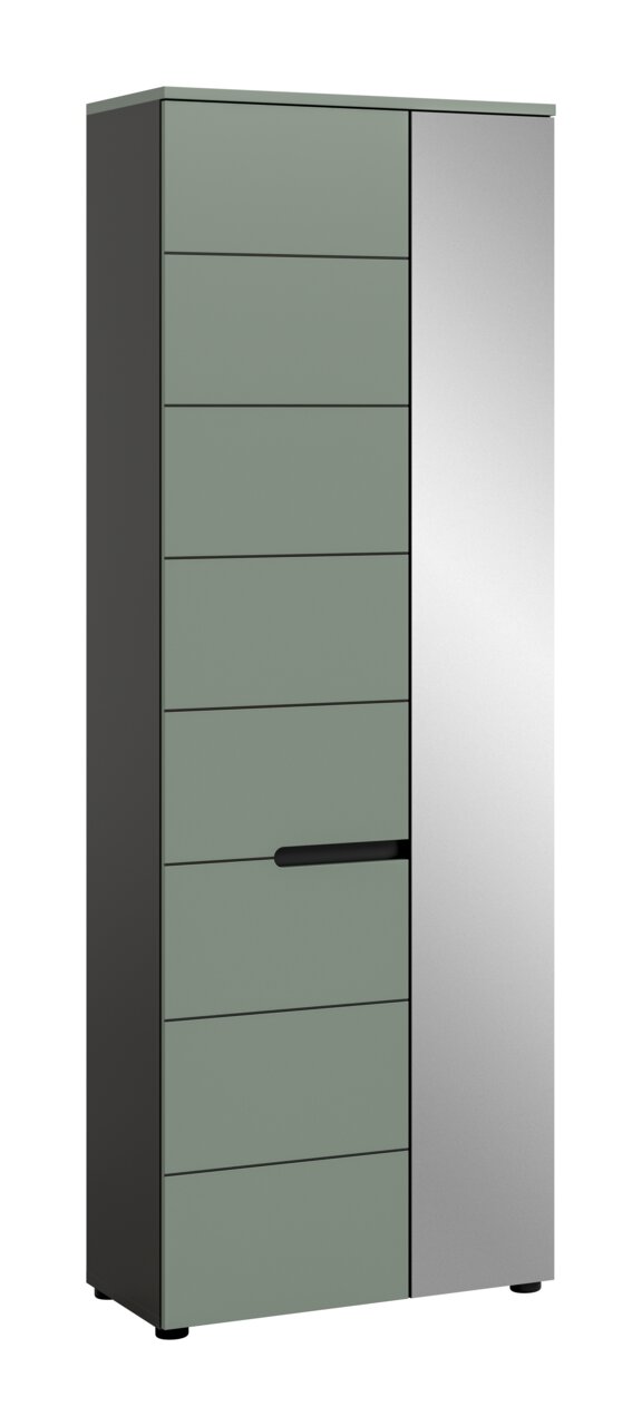 Hoher moderner Schrank mit zwei Türen, links in mattem Salbeigrün mit horizontalen Linien und schwarzem Griff, rechts in hellgrau, freigestellt auf weißem Hintergrund, Ansicht leicht von vorne links