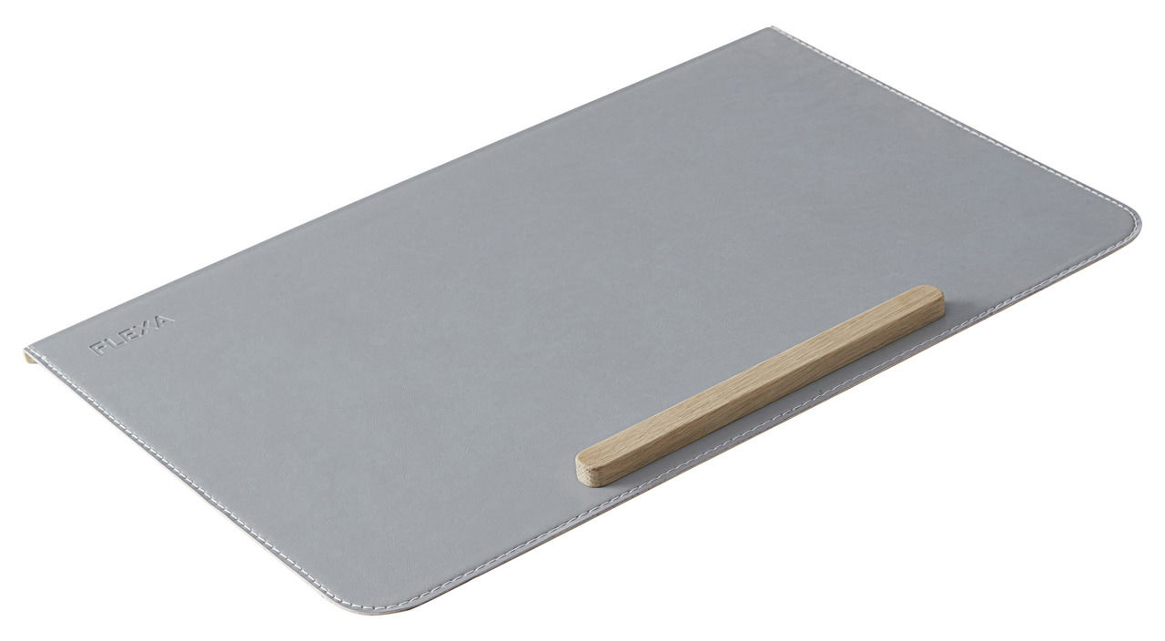 Graue Schreibtisch-Auflage mit Holzleiste, perspektivisch von oben fotografiert.