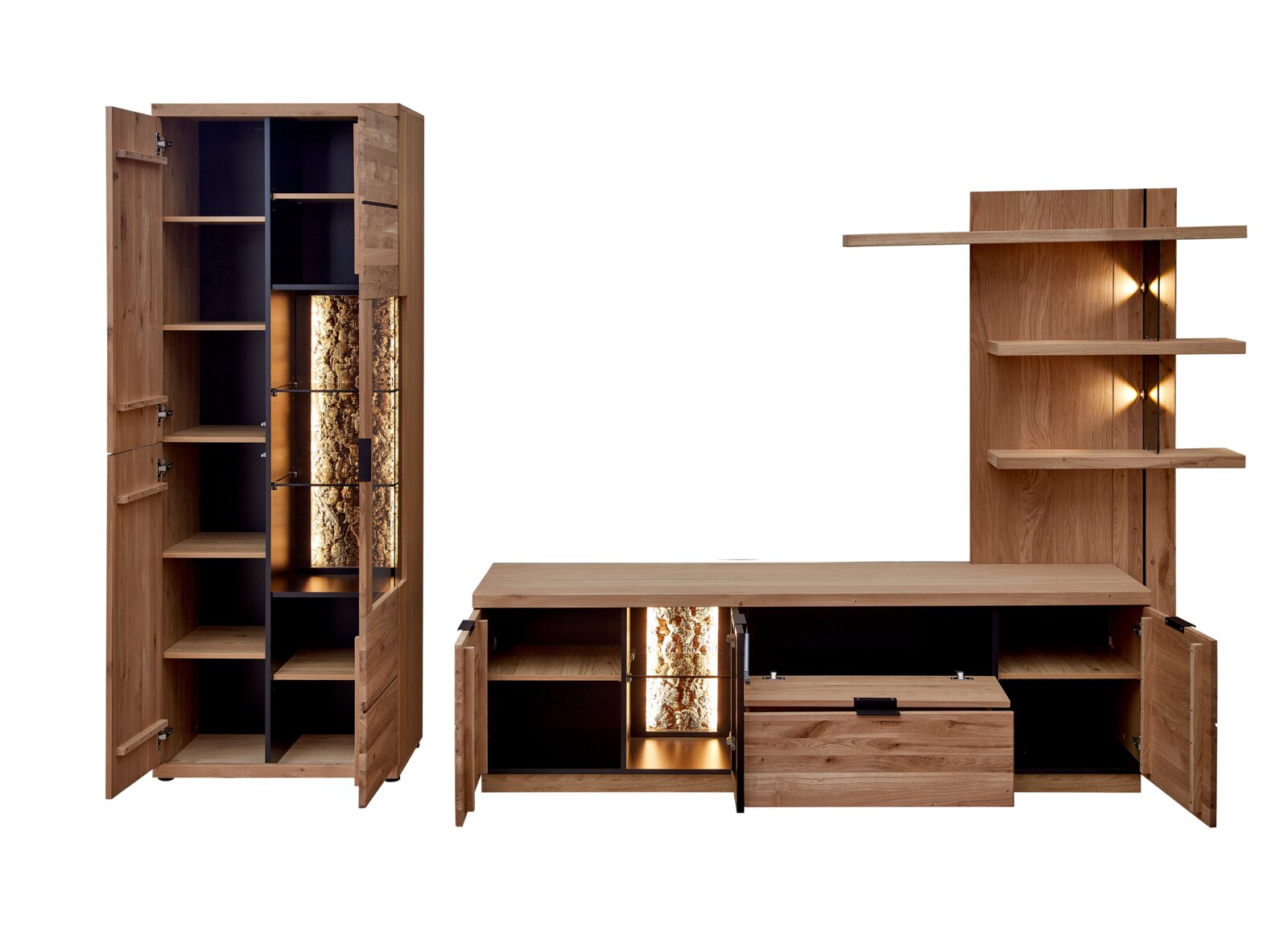 Wohnwand aus Eichenholz mit Highboard und TV-Lowboard, Türen geöffnet, sichtbare Fächer, integrierte Beleuchtung und Wandregal, Frontansicht