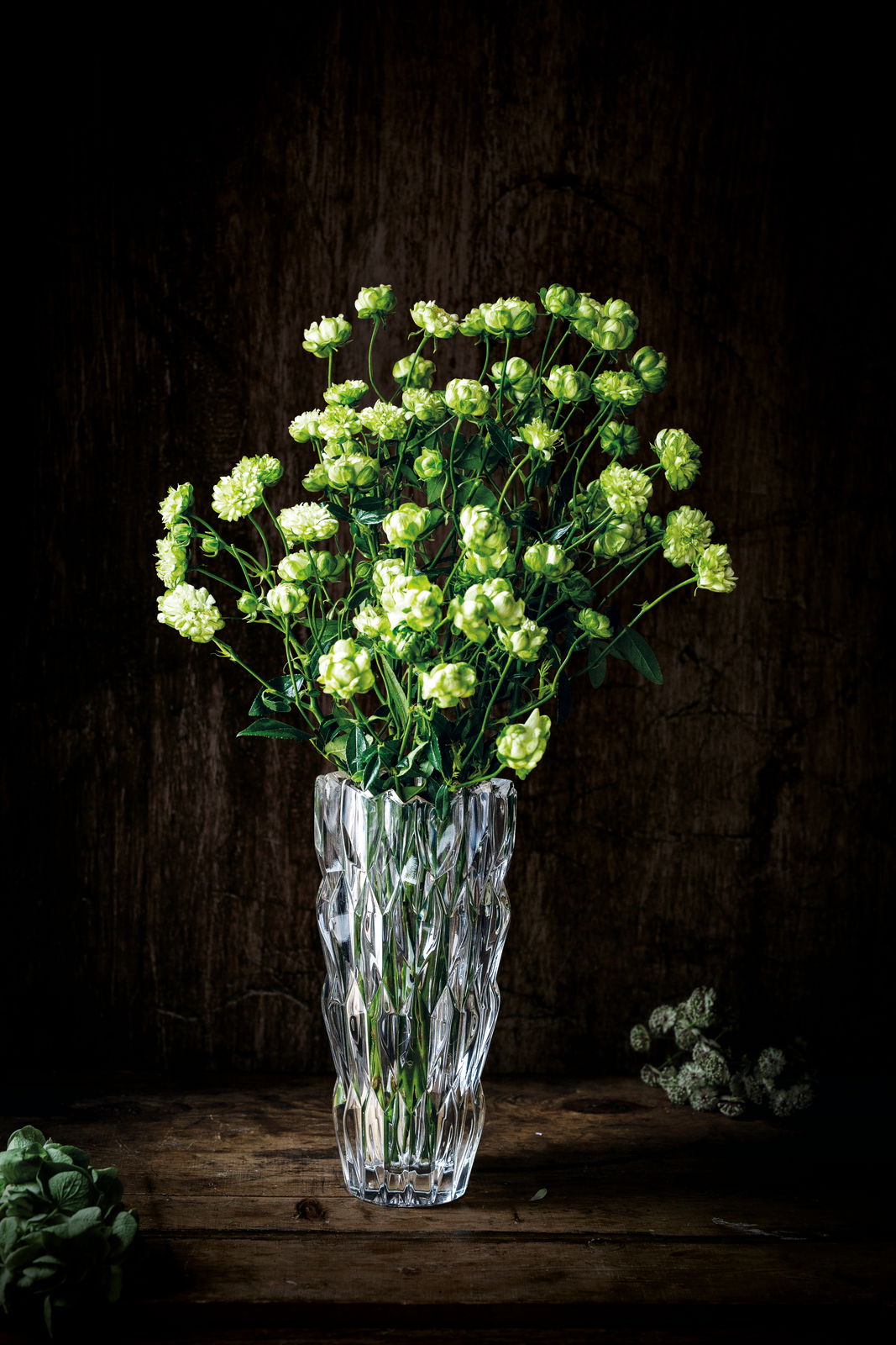 Elegante Vase Quartz 26cm mit grünem Blumenarrangement, seitliche Perspektive