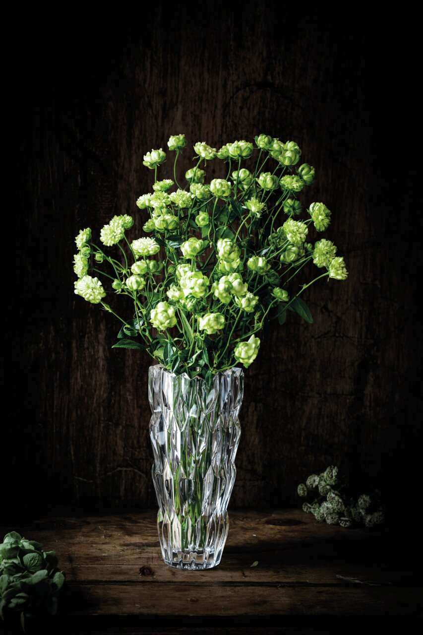 Elegante Vase Quartz 26cm mit grünem Blumenarrangement, seitliche Perspektive