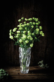 Elegante Vase Quartz 26cm mit grünem Blumenarrangement, seitliche Perspektive