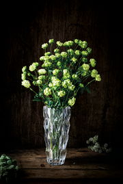 Elegante Vase Quartz 26cm mit grünem Blumenarrangement, seitliche Perspektive