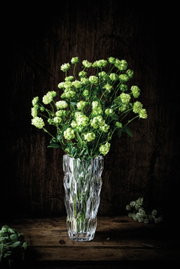 Elegante Vase Quartz 26cm mit grünem Blumenarrangement, seitliche Perspektive