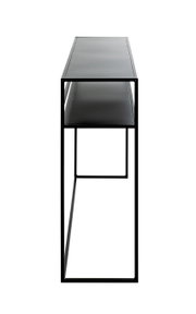 Schmales schwarzes Metall-Konsolentisch/Regal mit zwei Ablageflächen und minimalistischem Rahmen, Seitenansicht in leichter Aufsicht vor weißem Hintergrund