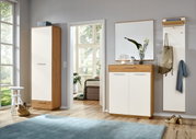 Moderne halmeubelset in lichte hal met hoge kast en schoenenkast met spiegel, wit front en eikenlook, gefotografeerd in frontaal perspectief op ooghoogte.