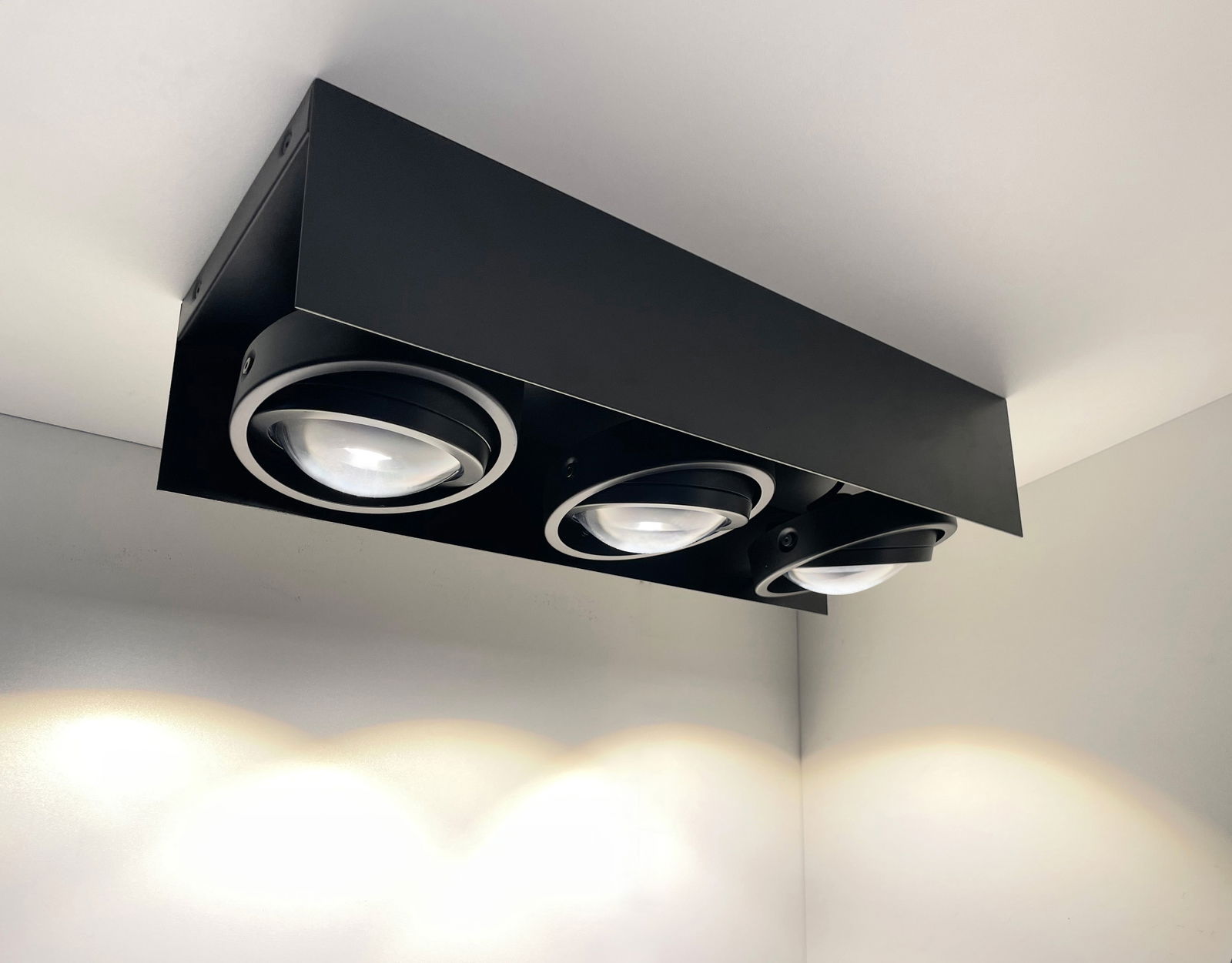 Schwarze LED Aufbauleuchte mit drei runden Strahlern, von unten betrachtet.