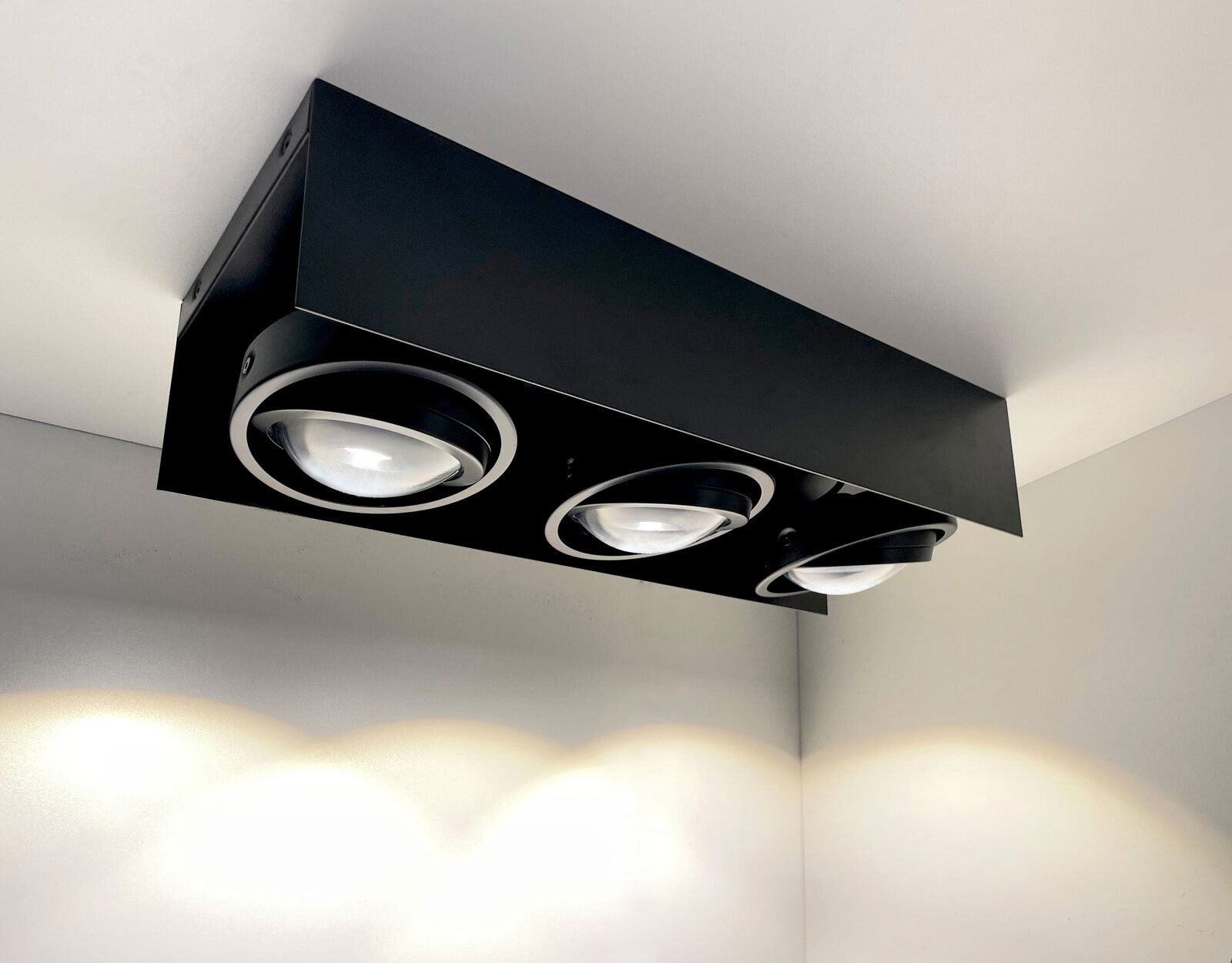 Schwarze LED Aufbauleuchte mit drei runden Strahlern, von unten betrachtet.