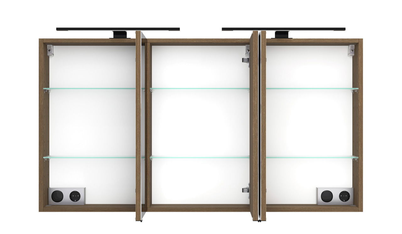 Offener Spiegelschrank mit drei Türen, zwei Glasböden und integrierten Steckdosen, frontal betrachtet.
