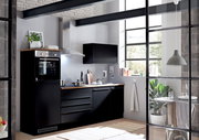 Moderne schwarze Küchenzeile mit Backofen, Herd und Dunstabzugshaube, seitliche Perspektive