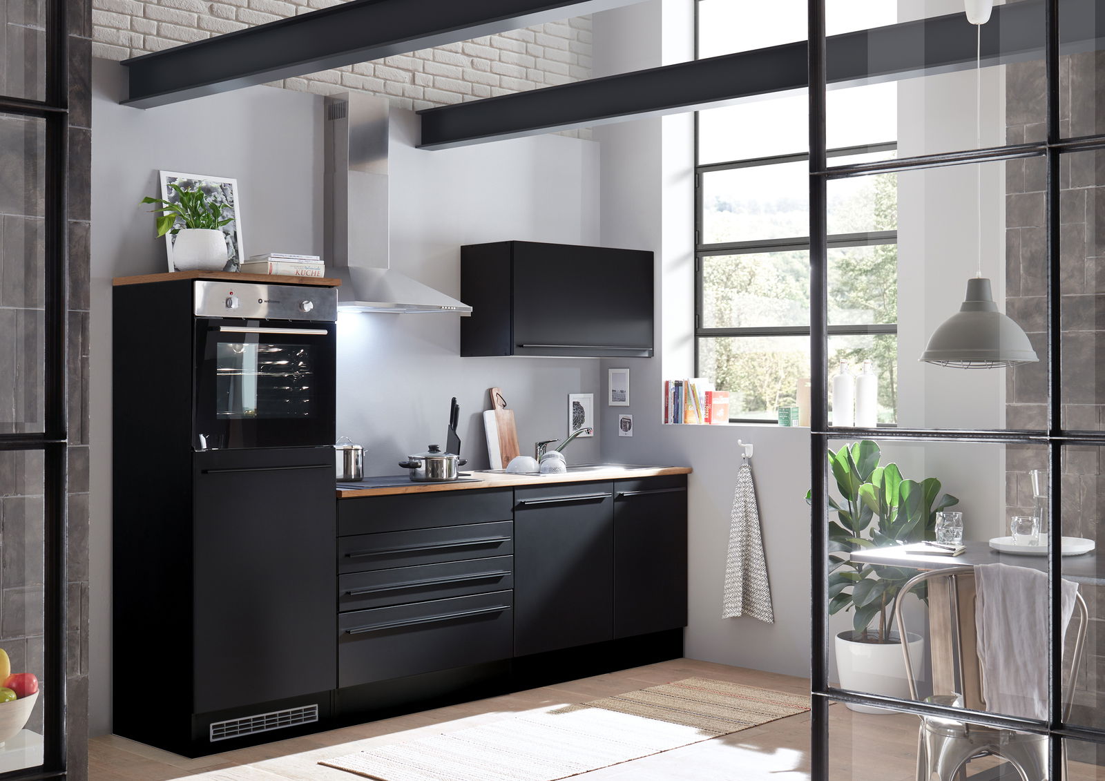 Moderne schwarze Küchenzeile mit Backofen, Herd und Dunstabzugshaube, seitliche Perspektive