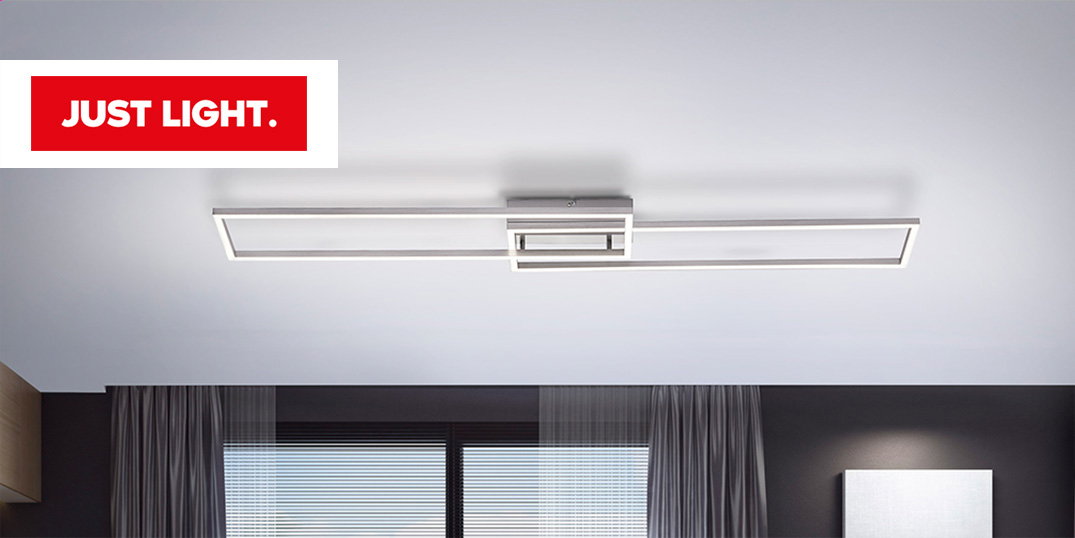 Een eenvoudige, moderne plafondlamp met een minimalistisch ontwerp, die aan een wit plafond hangt.