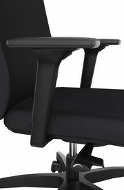 Nahaufnahme eines schwarzen Drehstuhls mit Armlehne und Sitzfläche, seitliche Perspektive