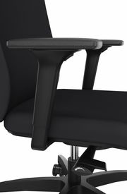 Nahaufnahme eines schwarzen Drehstuhls mit Armlehne und Sitzfläche, seitliche Perspektive