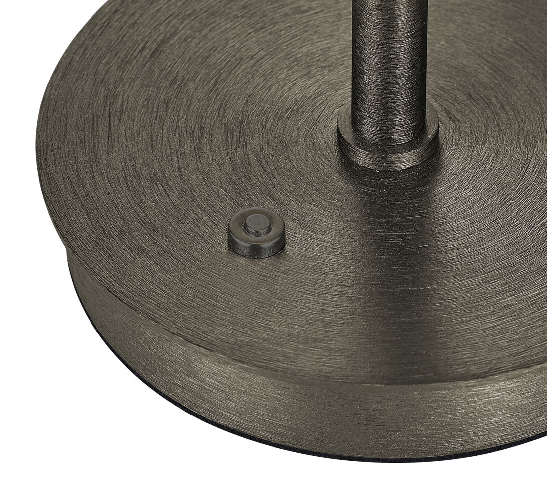 Nahaufnahme der Basis einer LED-Tischleuchte KLARA mit einem Schalter, in gebürstetem Metall-Finish.