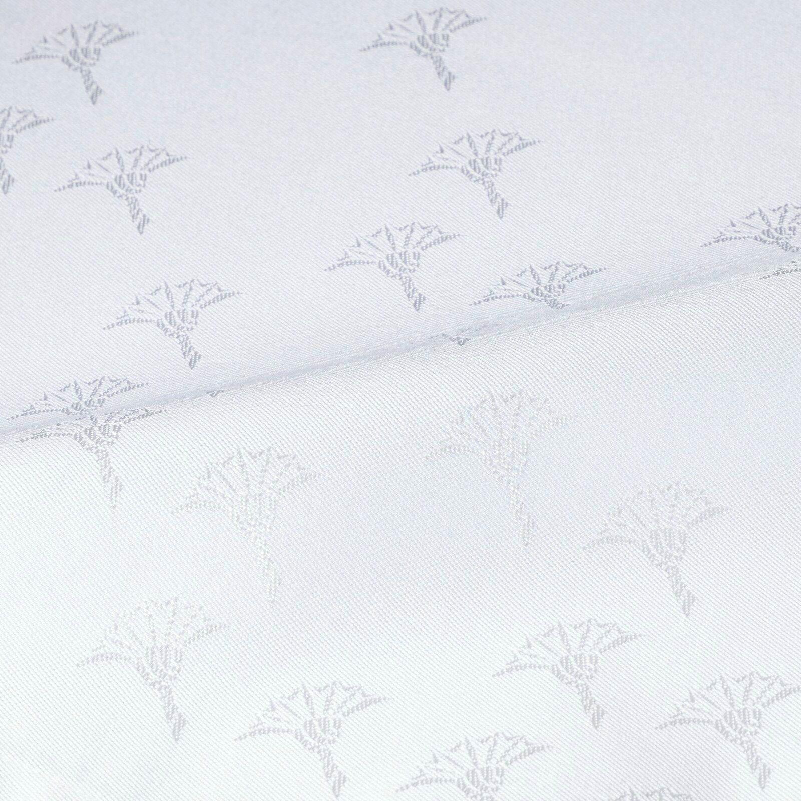 Nahaufnahme eines weißen Platzsets mit dezentem floralen Muster.