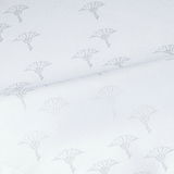 Nahaufnahme eines weißen Platzsets mit dezentem floralen Muster.