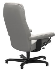 Rückansicht eines grauen Chefsessels mit Armlehnen und schwarzem Drehfuß auf Rollen.