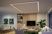 Moderne LED-Deckenleuchte als rechteckiger Lichtrahmen in warmweiß, in einem stilvollen Wohn- und Essbereich montiert, Ansicht schräg von unten nach oben
