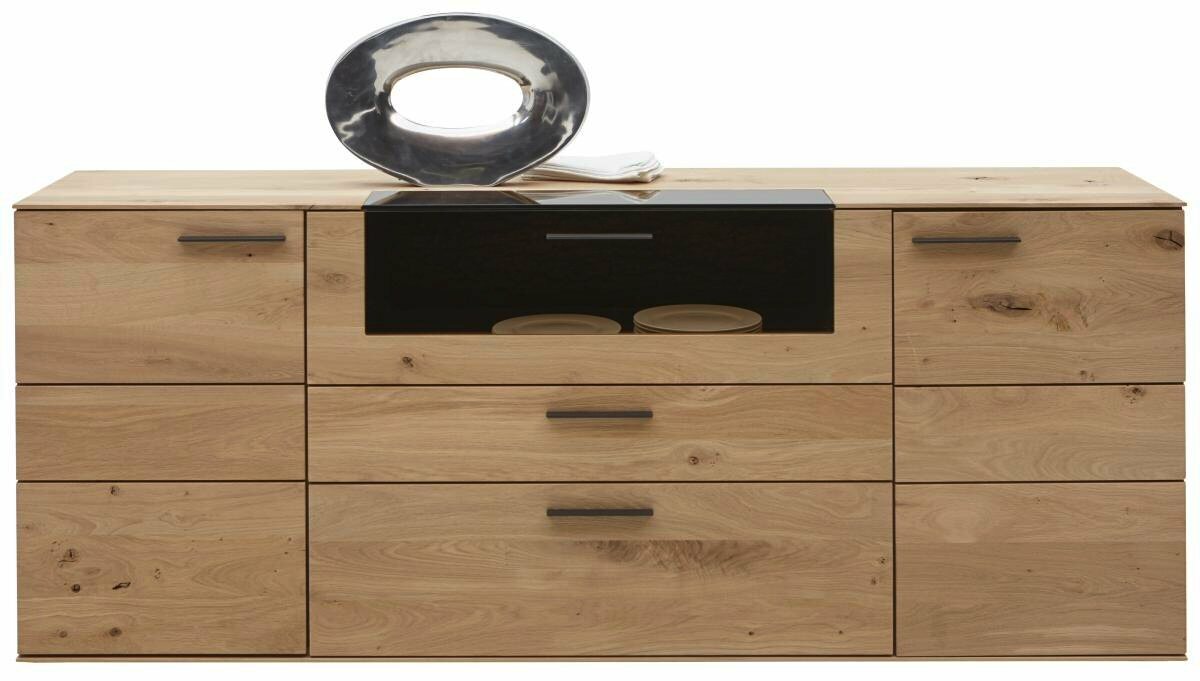 Frontale Ansicht eines modernen Sideboards aus hellem Holz mit mehreren Schubladen und Fächern, dekoriert mit einer silbernen Skulptur auf der Oberseite.